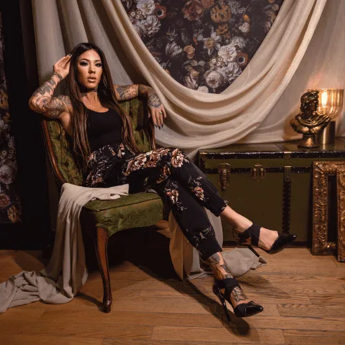 Bombshell boutique manager, Kayla